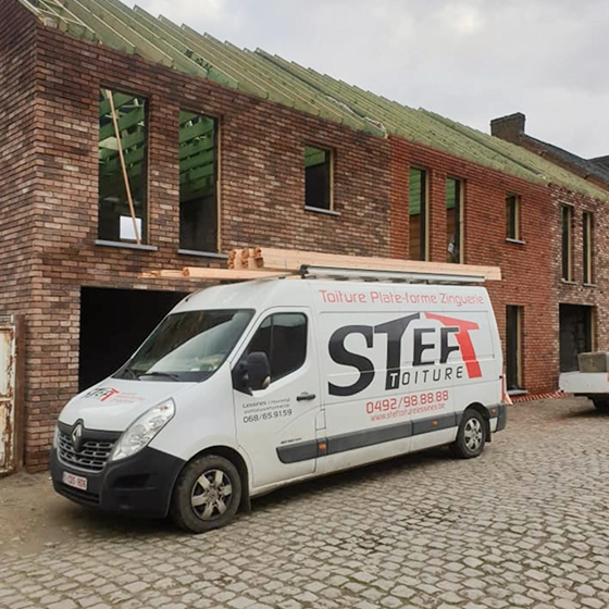 Camionnette Stef Toiture devant une maion en travaux